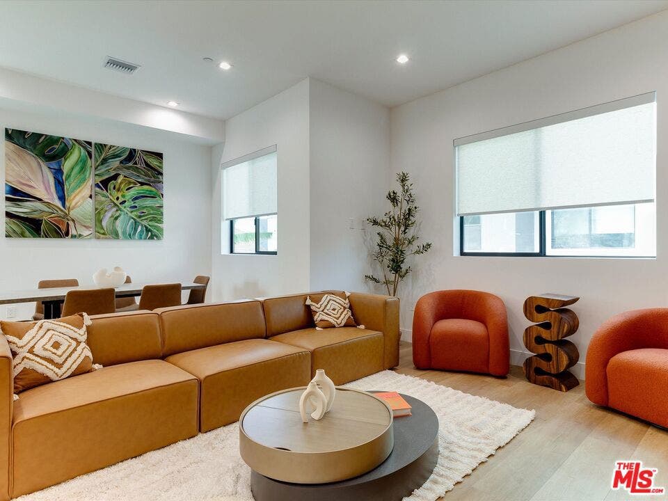 2815 S Redondo Boulevard, Los Angeles, CA 90016 2815 S Redondo Boulevard, Los Angeles, CA 90016