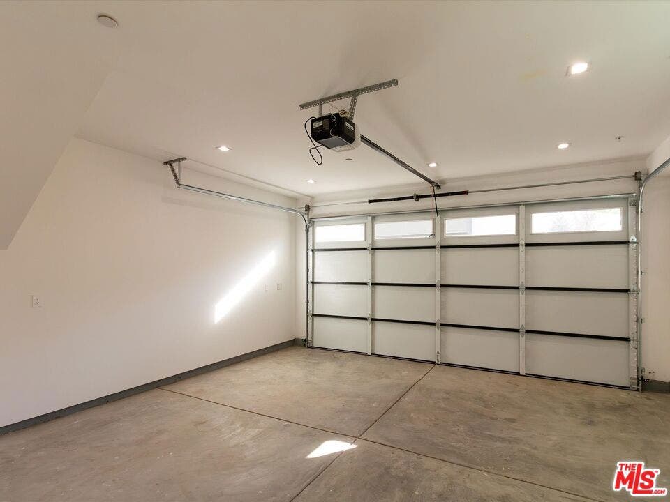 2815 S Redondo Boulevard, Los Angeles, CA 90016 2815 S Redondo Boulevard, Los Angeles, CA 90016