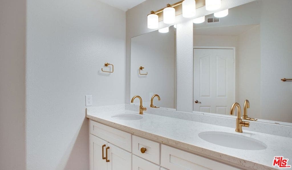 348 S Hauser Boulevard, #1-310, Los Angeles, CA 90036 348 S Hauser Boulevard, #1-310, Los Angeles, CA 90036