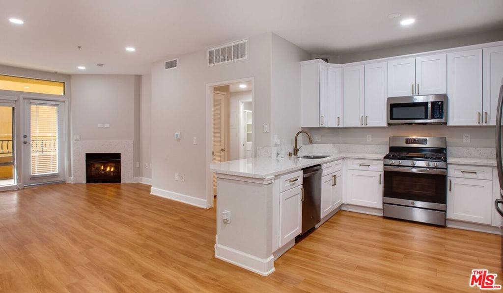 348 S Hauser Boulevard, #1-310, Los Angeles, CA 90036 348 S Hauser Boulevard, #1-310, Los Angeles, CA 90036