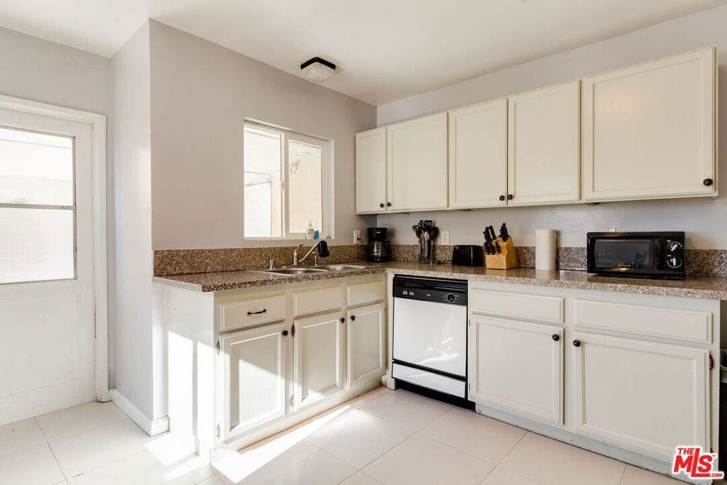 6659 AMIGO Avenue, Reseda, CA 91335