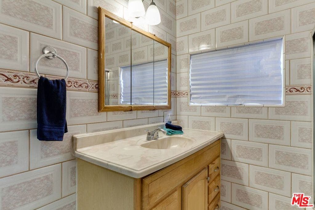 6659 AMIGO Avenue, Reseda, CA 91335