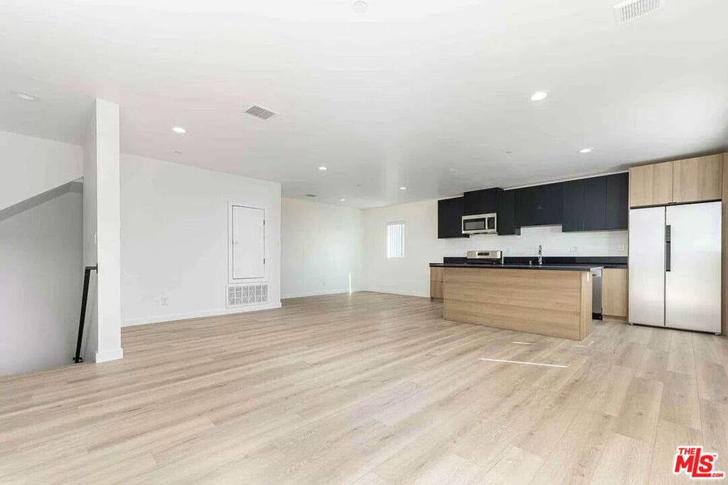 2101 S Burnside Avenue, Los Angeles, CA 90016 2101 S Burnside Avenue, Los Angeles, CA 90016