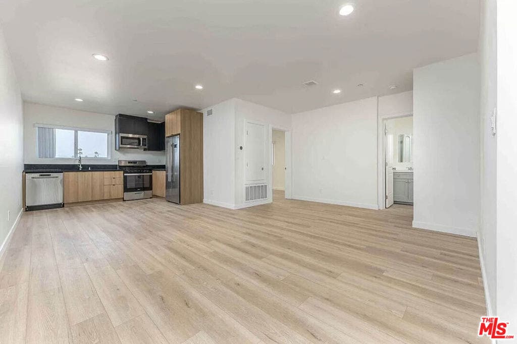 2101 S Burnside Avenue, Los Angeles, CA 90016 2101 S Burnside Avenue, Los Angeles, CA 90016