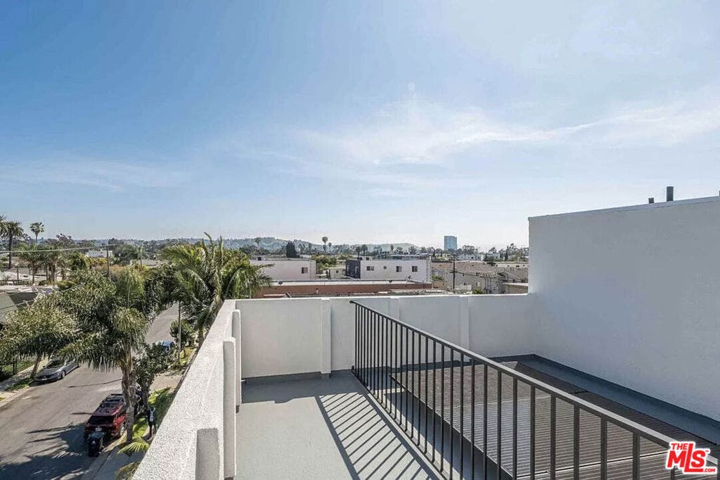 2101 S Burnside Avenue, Los Angeles, CA 90016 2101 S Burnside Avenue, Los Angeles, CA 90016