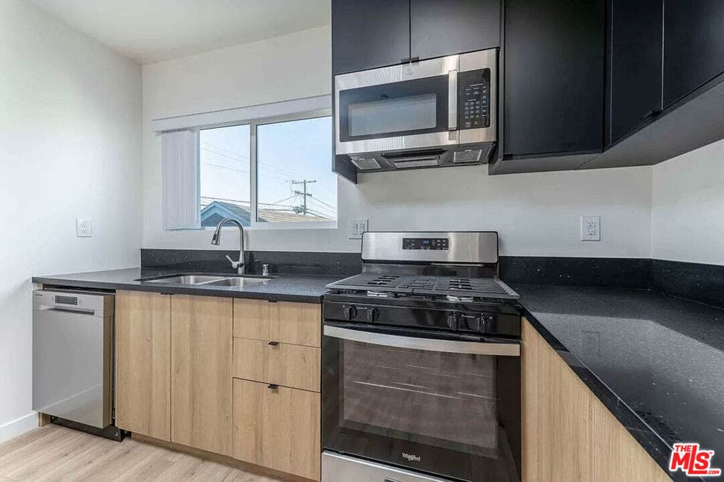2101 S Burnside Avenue, Los Angeles, CA 90016 2101 S Burnside Avenue, Los Angeles, CA 90016