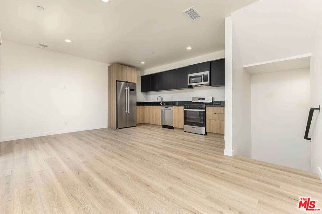 2101 S Burnside Avenue, Los Angeles, CA 90016 2101 S Burnside Avenue, Los Angeles, CA 90016