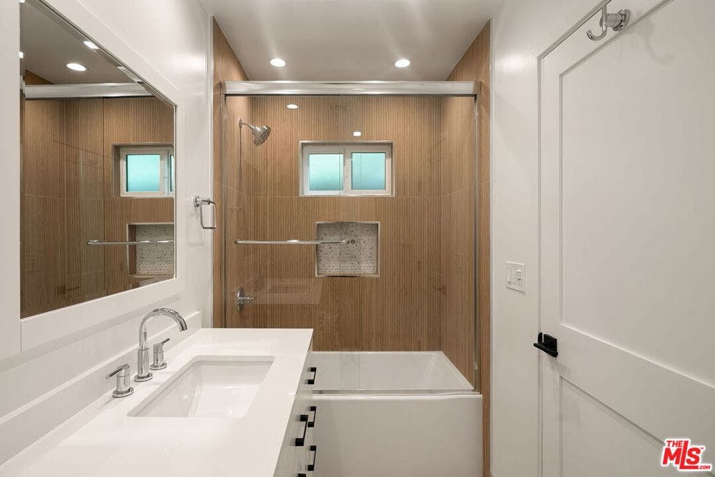 3113 Mountain View Avenue, Los Angeles, CA 90066 3113 Mountain View Avenue, Los Angeles, CA 90066