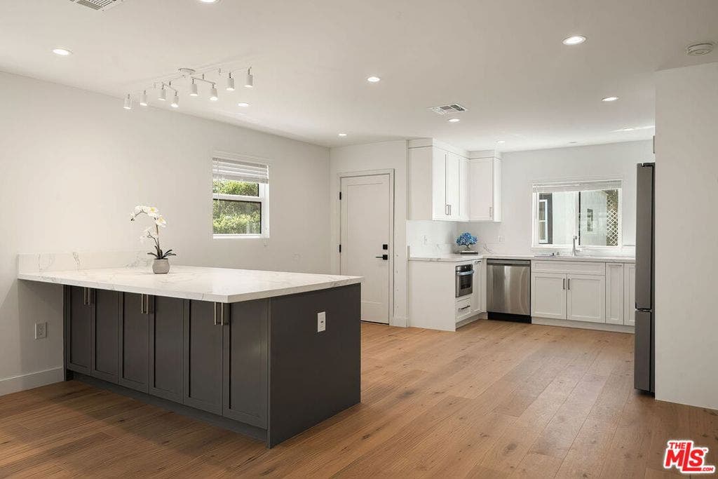 3113 Mountain View Avenue, Los Angeles, CA 90066 3113 Mountain View Avenue, Los Angeles, CA 90066