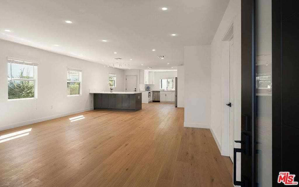 3113 Mountain View Avenue, Los Angeles, CA 90066 3113 Mountain View Avenue, Los Angeles, CA 90066