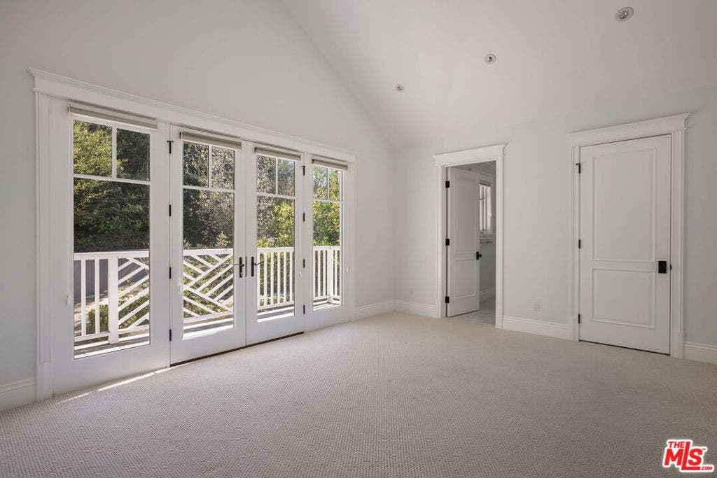 117 S Burlingame Avenue, Los Angeles, CA 90049 117 S Burlingame Avenue, Los Angeles, CA 90049