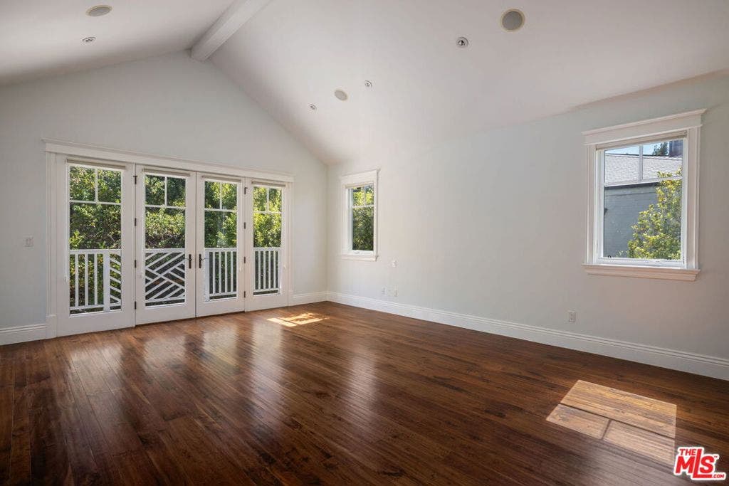 117 S Burlingame Avenue, Los Angeles, CA 90049 117 S Burlingame Avenue, Los Angeles, CA 90049