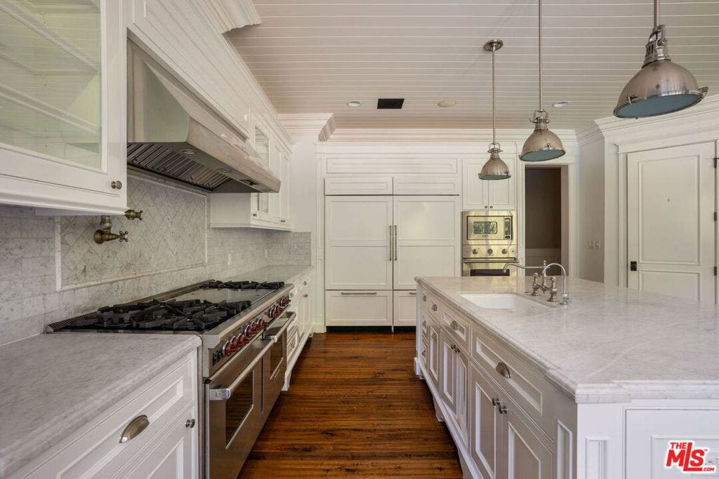 117 S Burlingame Avenue, Los Angeles, CA 90049 117 S Burlingame Avenue, Los Angeles, CA 90049