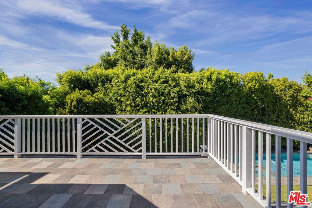 117 S Burlingame Avenue, Los Angeles, CA 90049 117 S Burlingame Avenue, Los Angeles, CA 90049