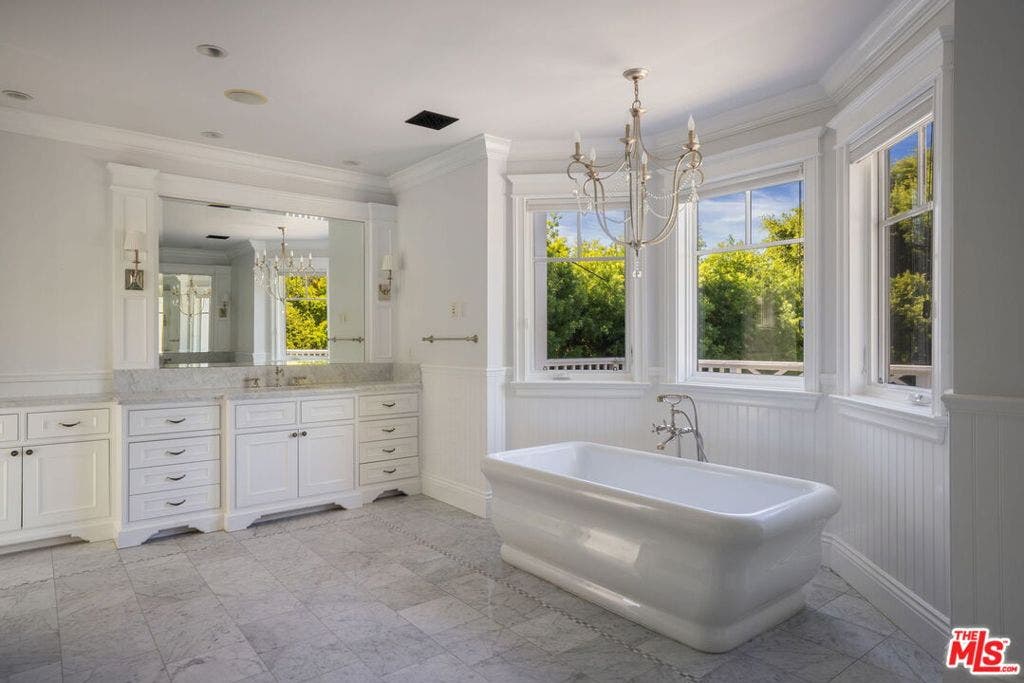 117 S Burlingame Avenue, Los Angeles, CA 90049 117 S Burlingame Avenue, Los Angeles, CA 90049