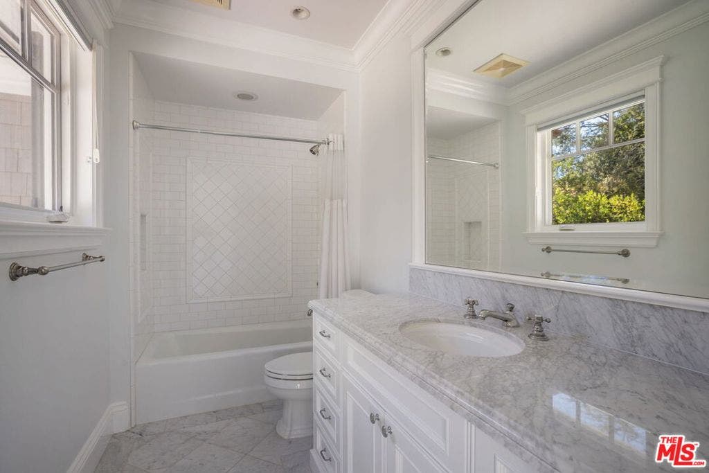 117 S Burlingame Avenue, Los Angeles, CA 90049 117 S Burlingame Avenue, Los Angeles, CA 90049