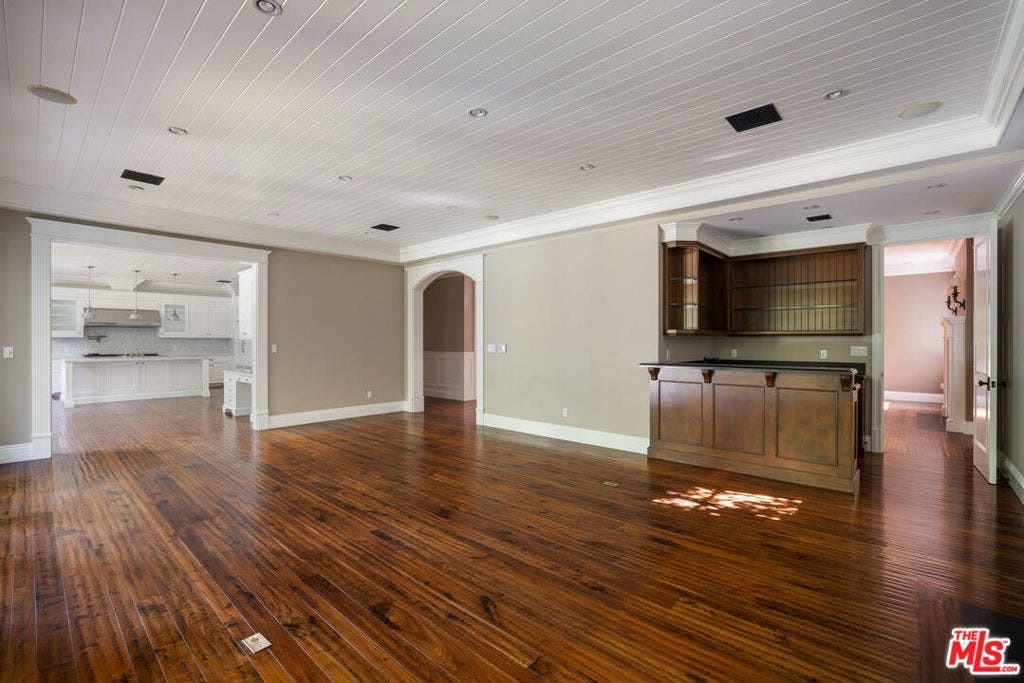 117 S Burlingame Avenue, Los Angeles, CA 90049 117 S Burlingame Avenue, Los Angeles, CA 90049