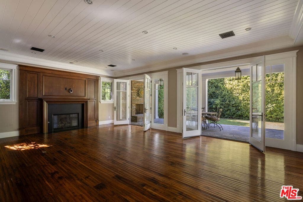 117 S Burlingame Avenue, Los Angeles, CA 90049 117 S Burlingame Avenue, Los Angeles, CA 90049