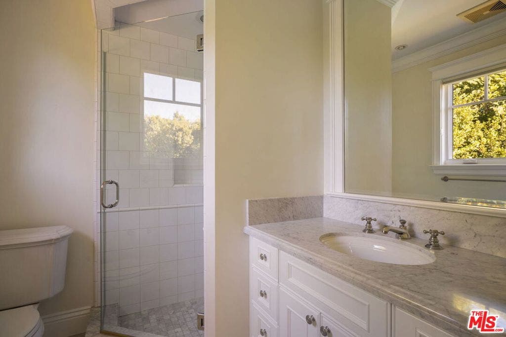 117 S Burlingame Avenue, Los Angeles, CA 90049 117 S Burlingame Avenue, Los Angeles, CA 90049