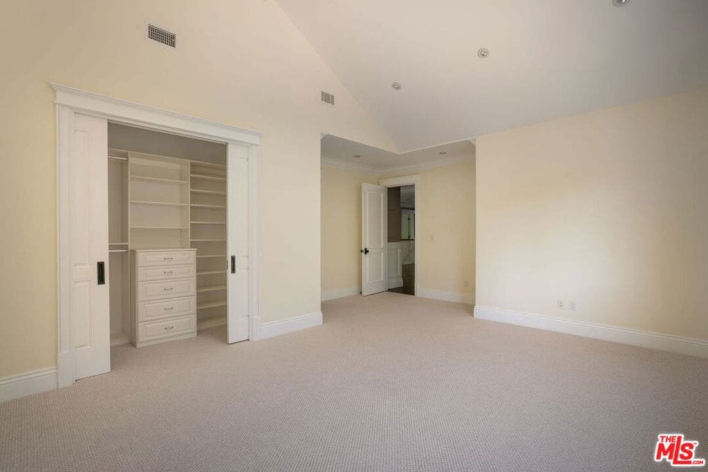 117 S Burlingame Avenue, Los Angeles, CA 90049 117 S Burlingame Avenue, Los Angeles, CA 90049