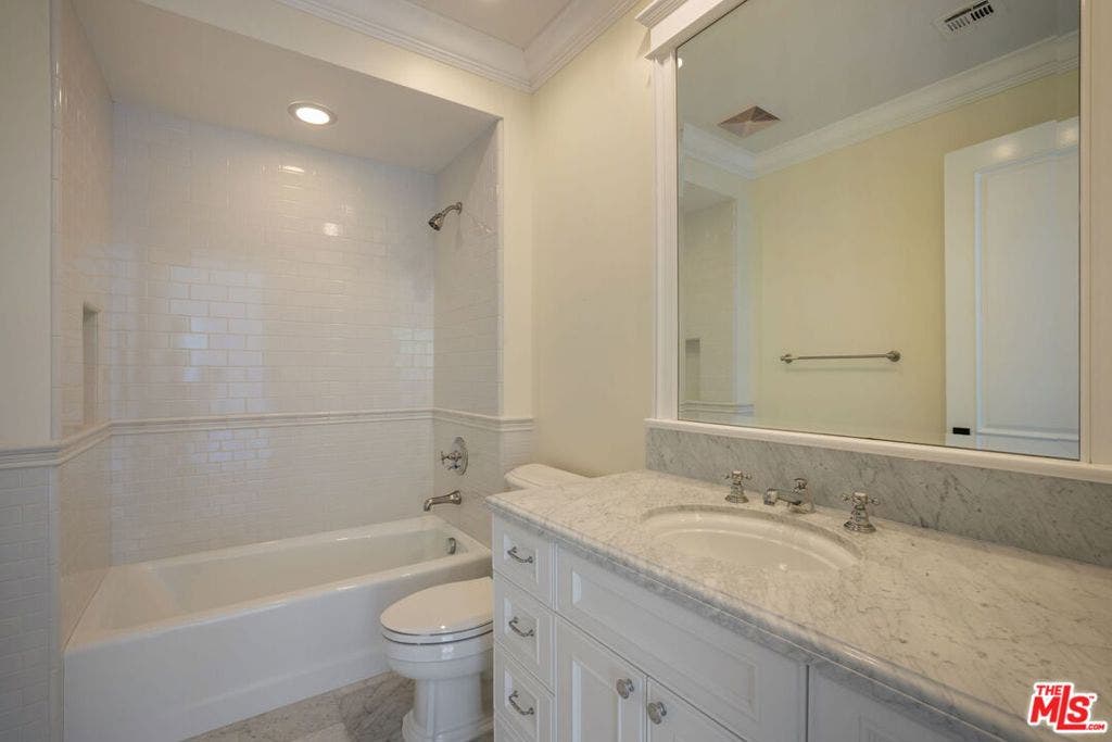 117 S Burlingame Avenue, Los Angeles, CA 90049 117 S Burlingame Avenue, Los Angeles, CA 90049
