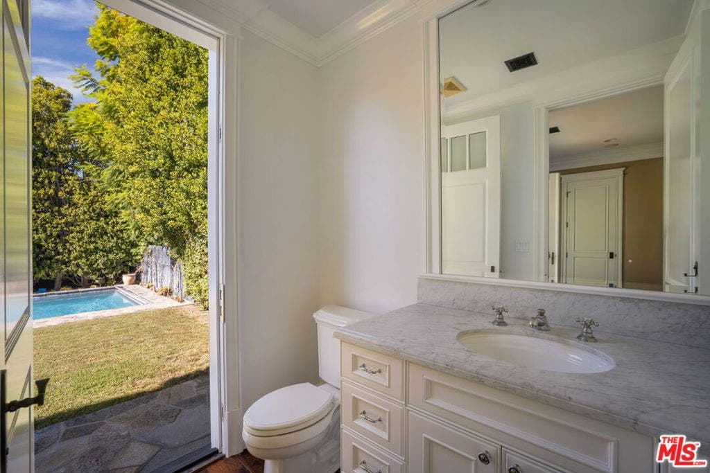 117 S Burlingame Avenue, Los Angeles, CA 90049 117 S Burlingame Avenue, Los Angeles, CA 90049