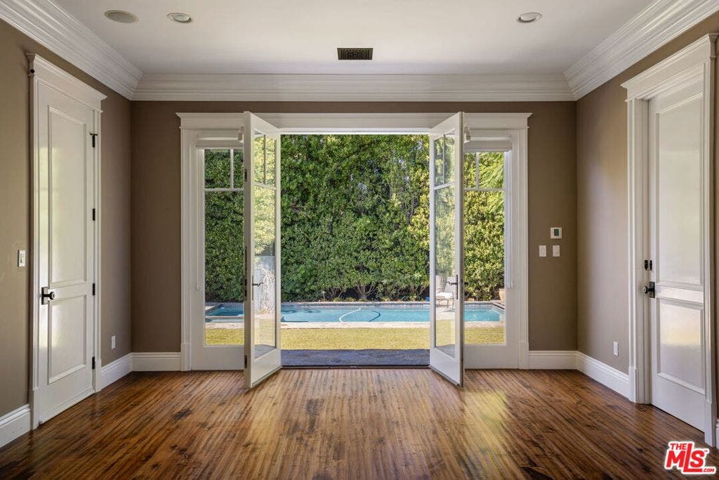 117 S Burlingame Avenue, Los Angeles, CA 90049 117 S Burlingame Avenue, Los Angeles, CA 90049