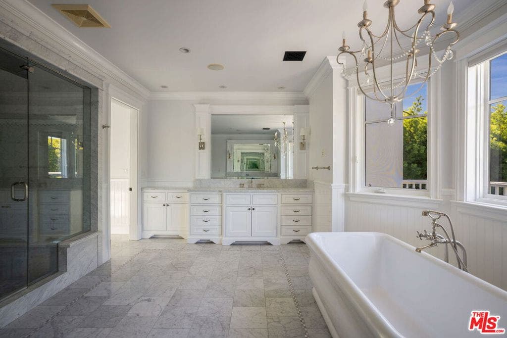 117 S Burlingame Avenue, Los Angeles, CA 90049 117 S Burlingame Avenue, Los Angeles, CA 90049