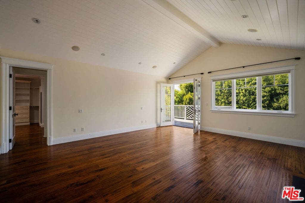 117 S Burlingame Avenue, Los Angeles, CA 90049 117 S Burlingame Avenue, Los Angeles, CA 90049