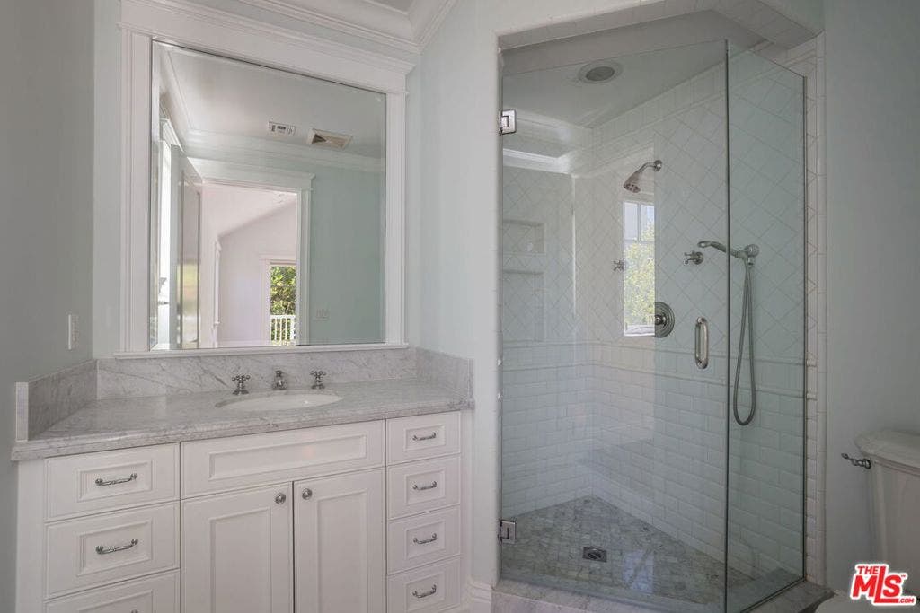117 S Burlingame Avenue, Los Angeles, CA 90049 117 S Burlingame Avenue, Los Angeles, CA 90049