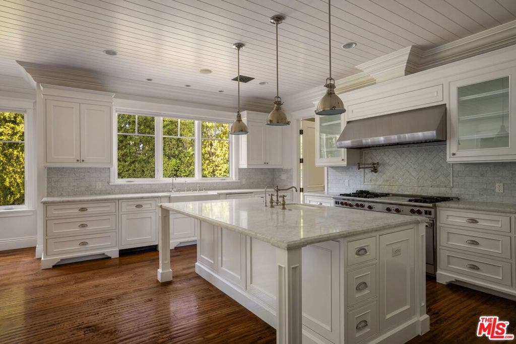 117 S Burlingame Avenue, Los Angeles, CA 90049 117 S Burlingame Avenue, Los Angeles, CA 90049