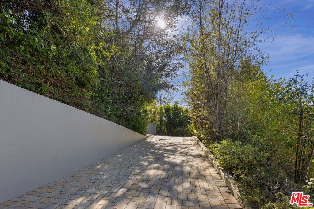 117 S Burlingame Avenue, Los Angeles, CA 90049 117 S Burlingame Avenue, Los Angeles, CA 90049