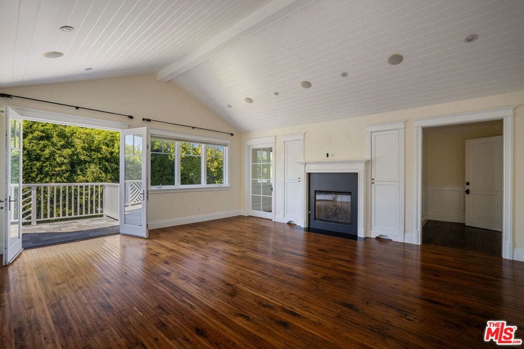117 S Burlingame Avenue, Los Angeles, CA 90049 117 S Burlingame Avenue, Los Angeles, CA 90049