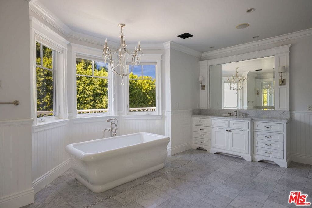 117 S Burlingame Avenue, Los Angeles, CA 90049 117 S Burlingame Avenue, Los Angeles, CA 90049