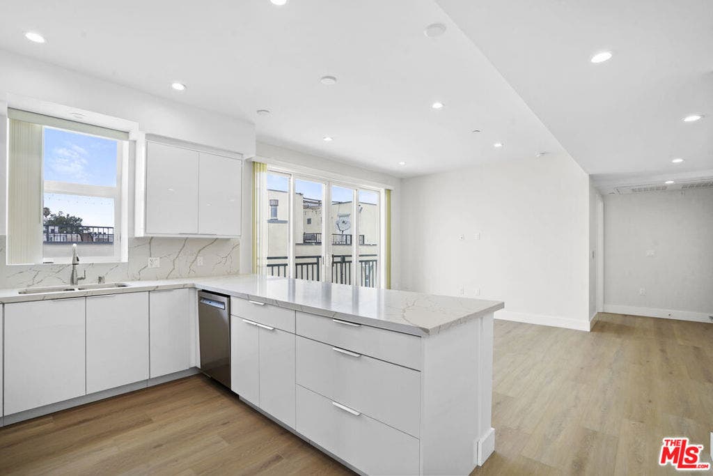 11042 La Maida Street, #203, North Hollywood, CA 91601