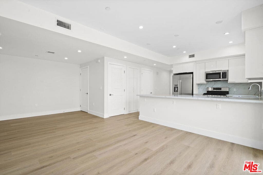 11042 La Maida Street, #203, North Hollywood, CA 91601