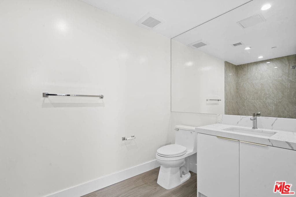 11042 La Maida Street, #203, North Hollywood, CA 91601