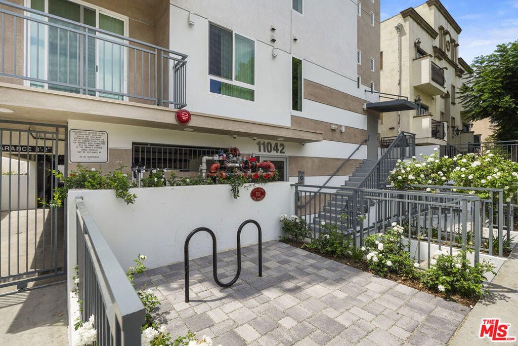 11042 La Maida Street, #203, North Hollywood, CA 91601