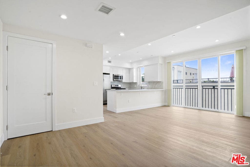 11042 La Maida Street, #203, North Hollywood, CA 91601