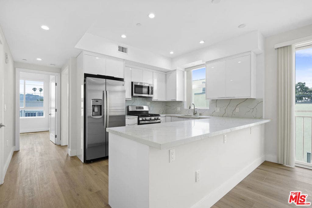 11042 La Maida Street, #203, North Hollywood, CA 91601