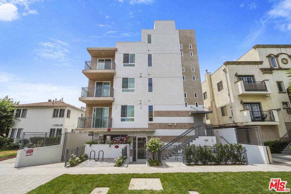 11042 La Maida Street, #203, North Hollywood, CA 91601