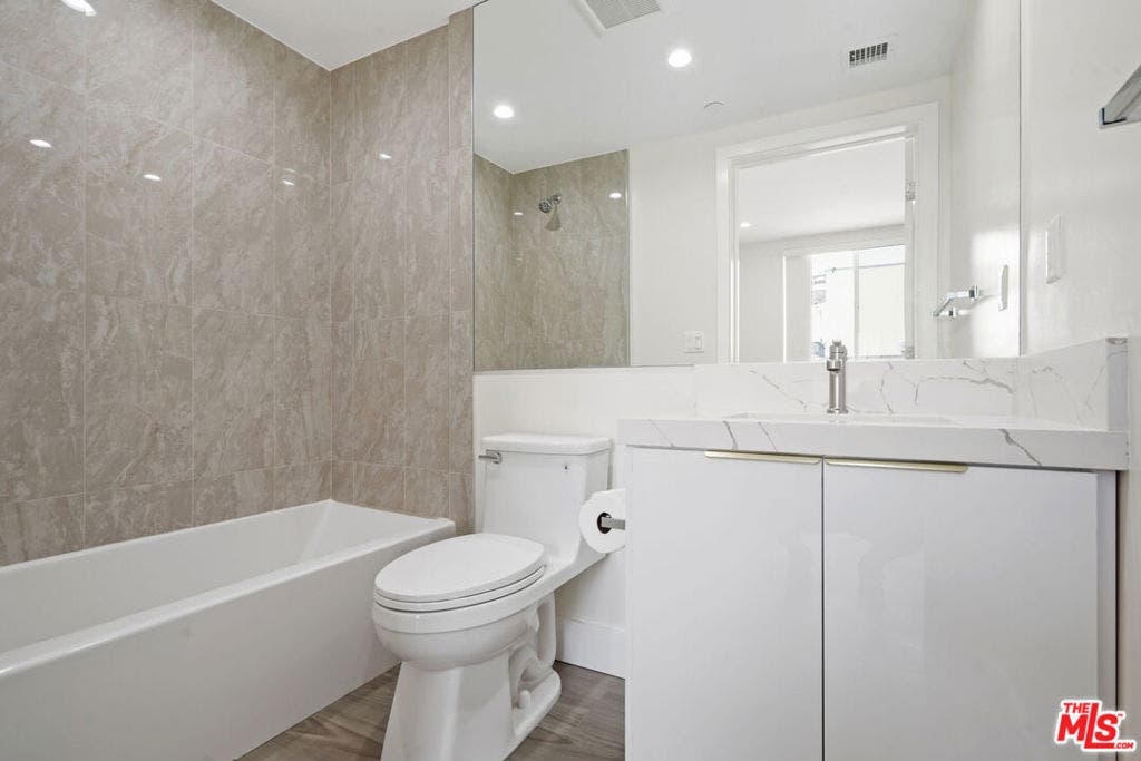 11042 La Maida Street, #203, North Hollywood, CA 91601