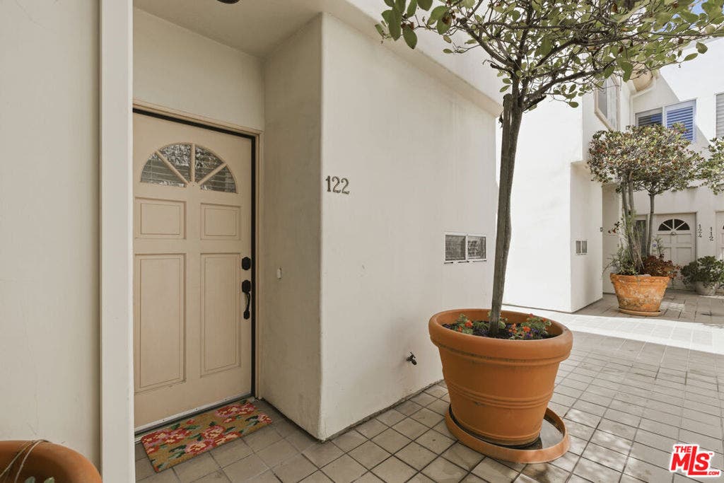 11110 Camarillo Street, #122, North Hollywood, CA 91602