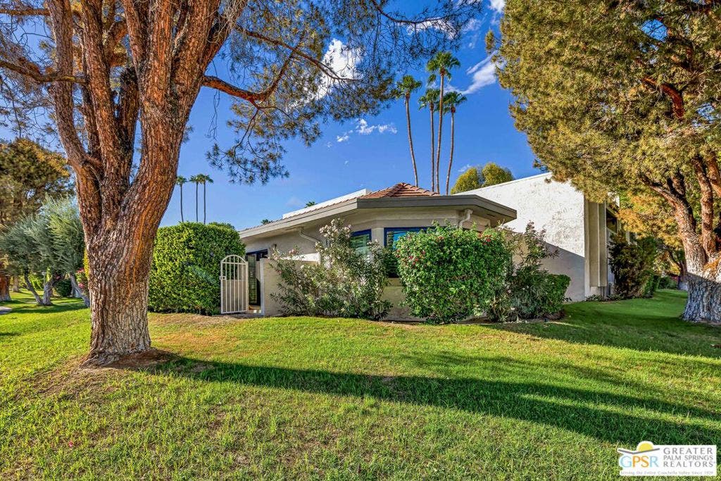 1725 N Via Miraleste, #2118, Palm Springs, CA 92262 End unit with street access