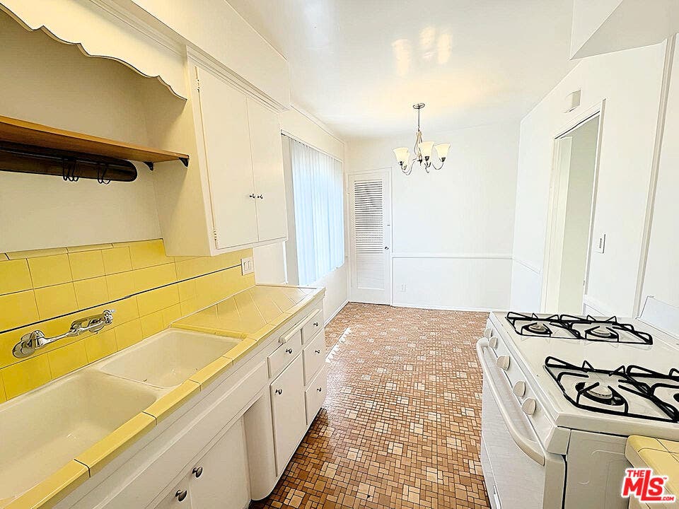 4919 Beverly Boulevard, #1, Los Angeles, CA 90004 4919 Beverly Boulevard, #1, Los Angeles, CA 90004