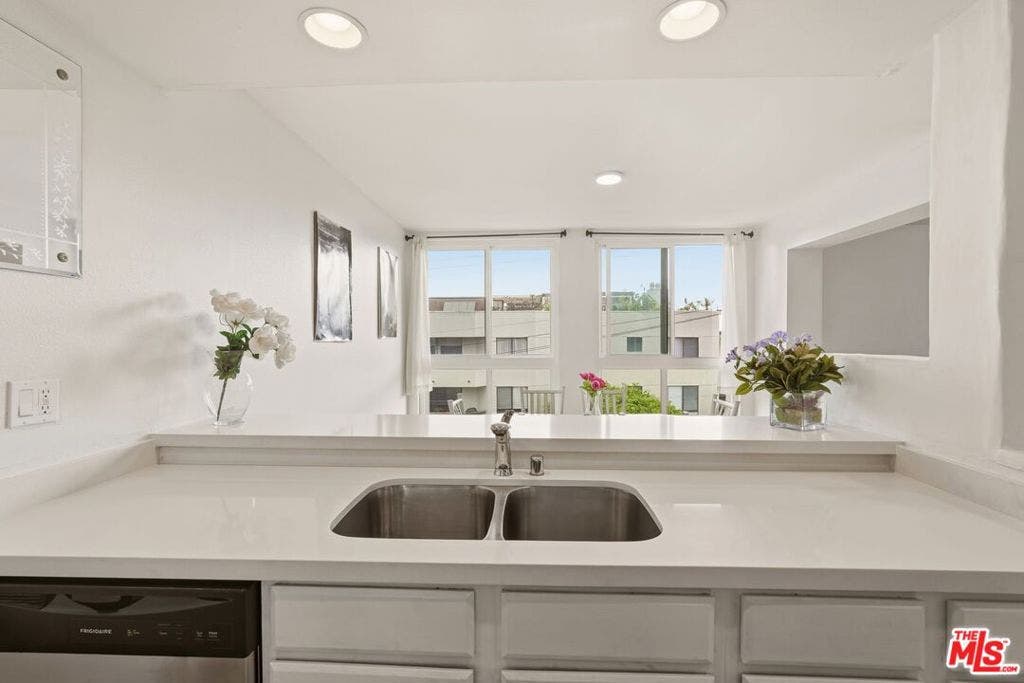 911 N Kings Road, #310, West Hollywood, CA 90069 911 N Kings Road, #310, West Hollywood, CA 90069