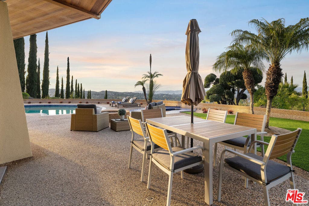 17862 Via Vallarta, Encino, CA 91316 17862 Via Vallarta, Encino, CA 91316