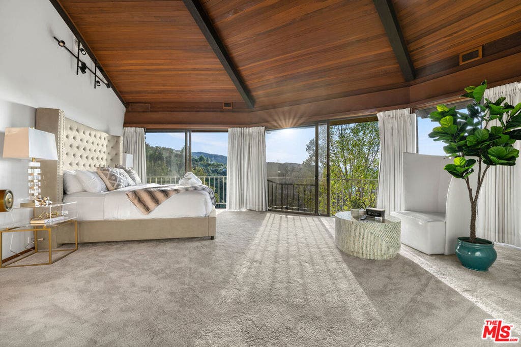 17862 Via Vallarta, Encino, CA 91316 17862 Via Vallarta, Encino, CA 91316