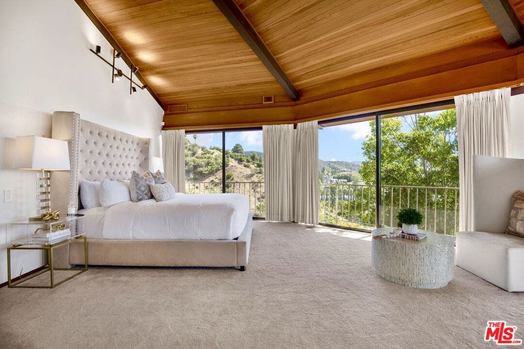 17862 Via Vallarta, Encino, CA 91316 17862 Via Vallarta, Encino, CA 91316