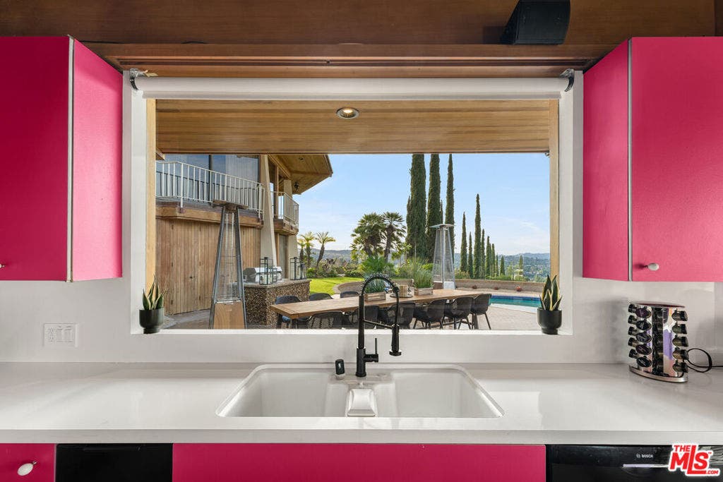 17862 Via Vallarta, Encino, CA 91316 17862 Via Vallarta, Encino, CA 91316
